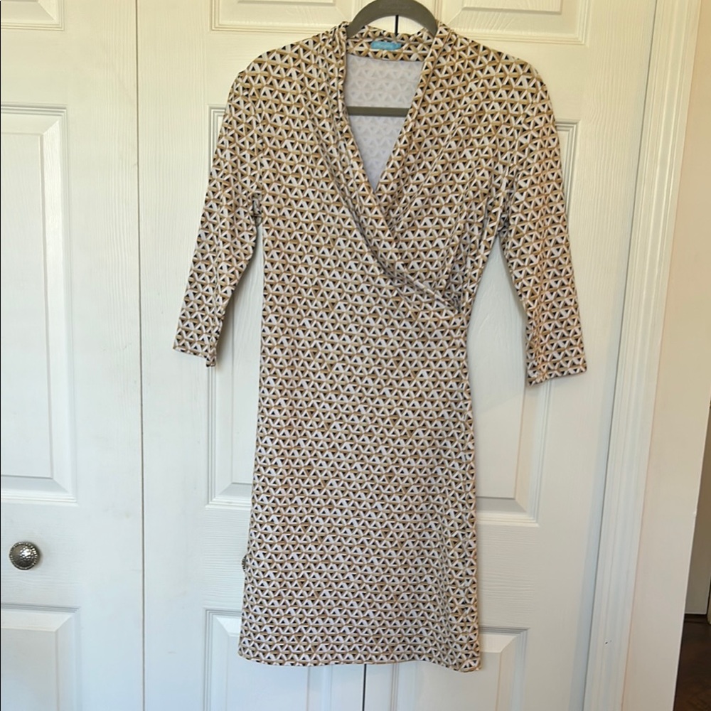 J. McLaughlin Catalina Cloth Tan and White Sheath Dress with V-Neck size Small
